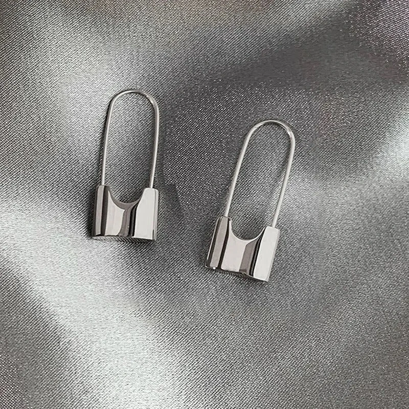 Minimalist metallic cool style earrings, fashionable designer style, lock-shaped earrings, factory direct sales