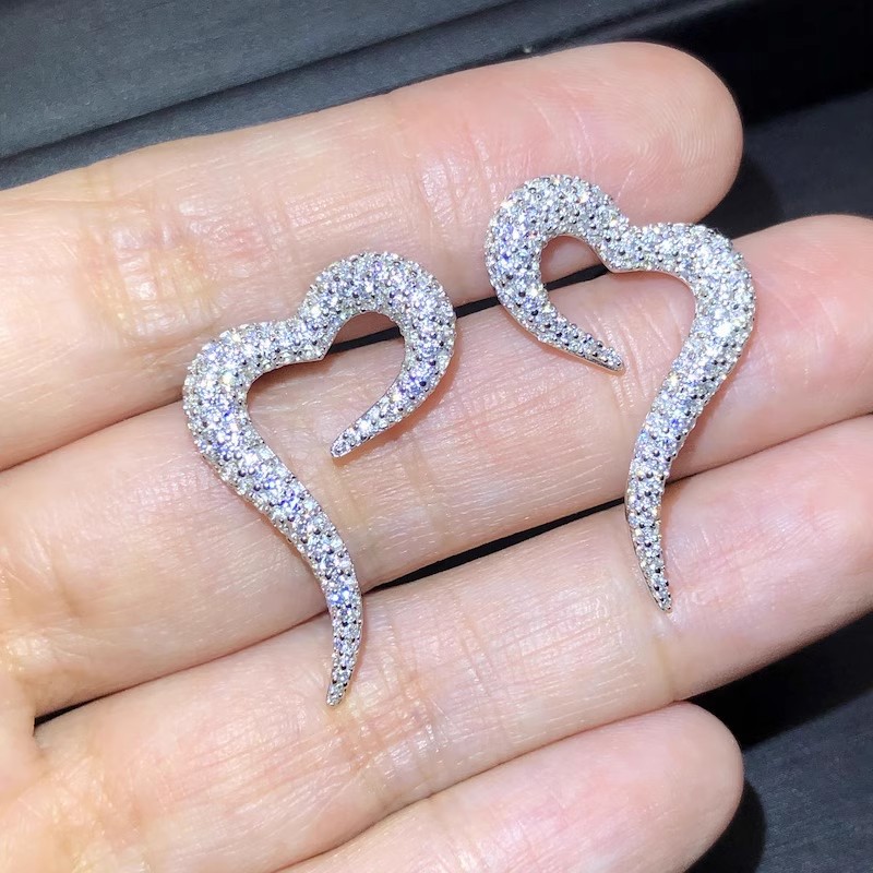  European and American inlaid zircon earrings women's fashionable and shiny open heart earrings personality light luxury earrings