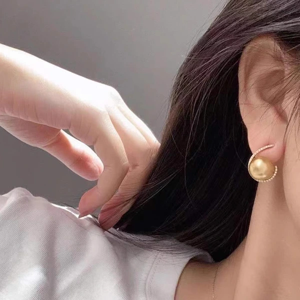 Live broadcast personality imitation pearl earrings women's exquisite and elegant temperament earrings princess niche daily style