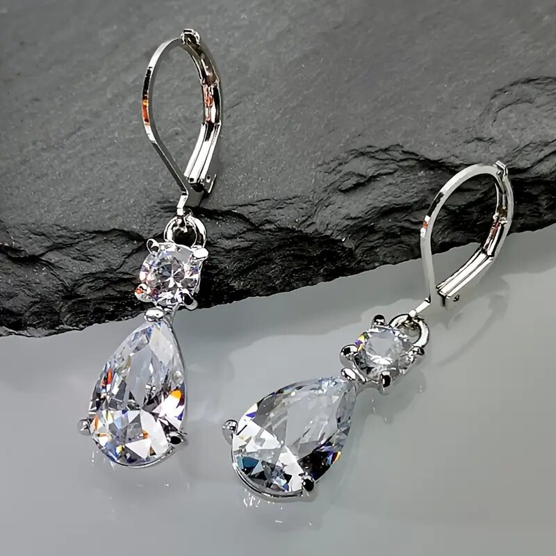 New style earrings with water droplets, elegant and versatile earrings for ladies, urban white-collar workers, and exquisite bridal earrings