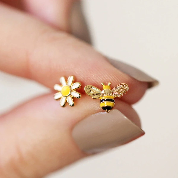 Small daisy earrings new asymmetrical small bee earrings for women high-end temperament simple small fresh earrings