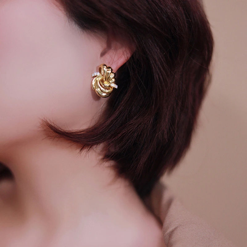 New style earrings simple metallic geometric knotted earrings European and American fashion temperament cold earrings