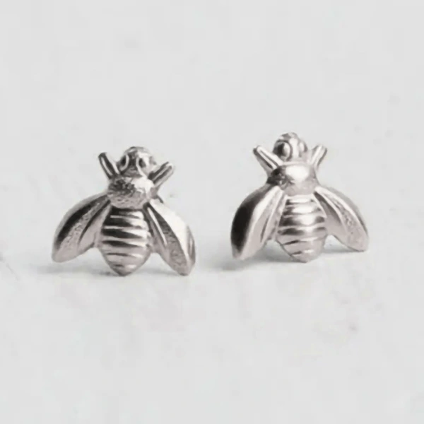  Realistic cute bee earrings for women, simple and popular matching earrings, exquisite and fashionable, popular friend gift
