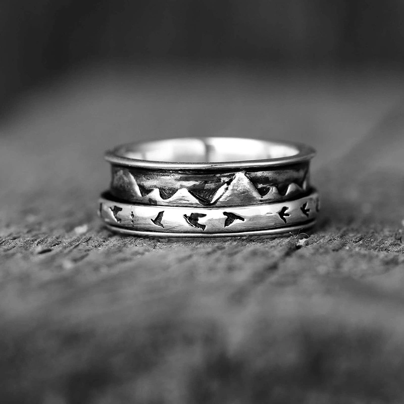  The index finger ring of the mountains is unique and majestic, with a retro mountain ring and the swallows flying south in a continuous action bracelet.