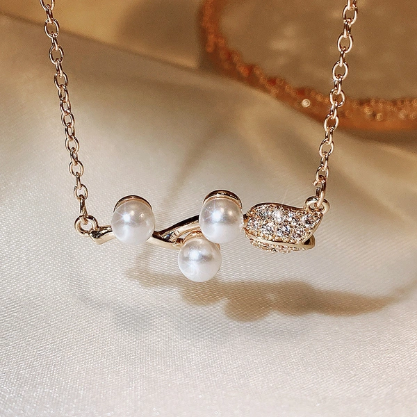 Trendy Japanese and Korean style necklace, creative rose imitation pearl necklace for women, exquisite zircon clavicle chain