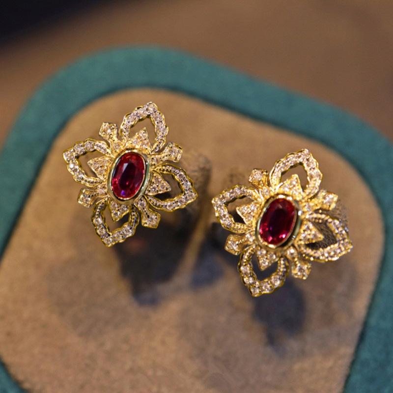 Italian four-leaf clover earrings for women, retro high-end imitation diamond flower-shaped earrings, European and American court style