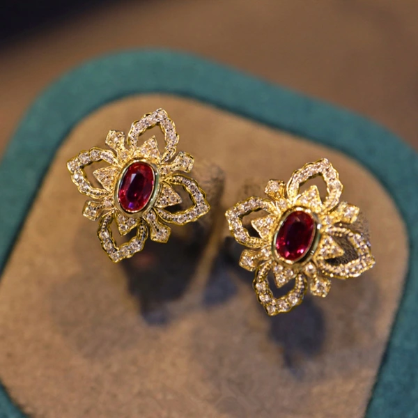 Italian four-leaf clover earrings for women, retro high-end imitation diamond flower-shaped earrings, European and American court style