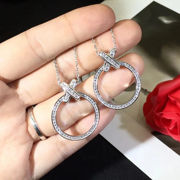 Live hot selling temperament celebrity cross pendant necklace European and American cool style necklace