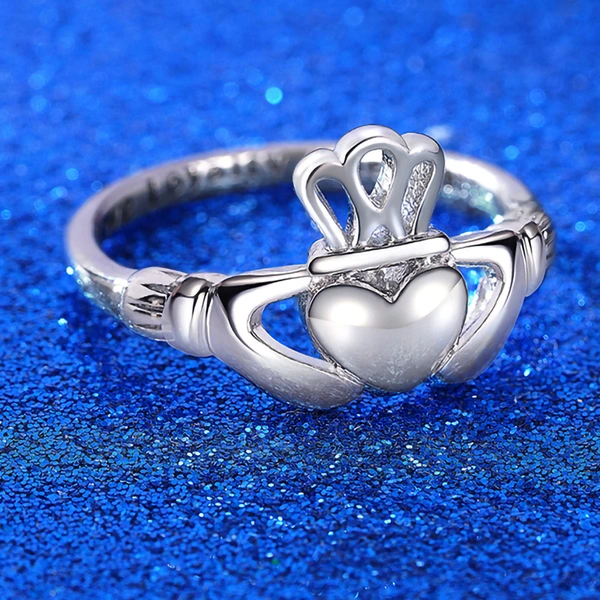   Hot-selling jewelry in Europe and America, hollow hand holding love ring, English letters, fashionable metal ring