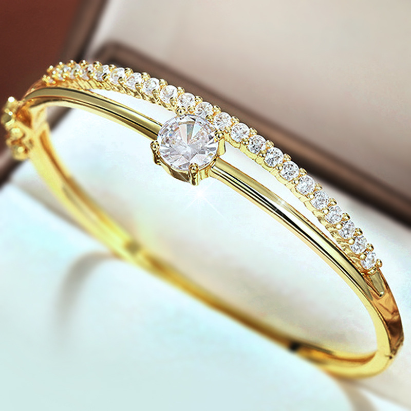 New design bracelet for women, elegant lady, fashionable geometric jewelry, light luxury style, shiny jewelry