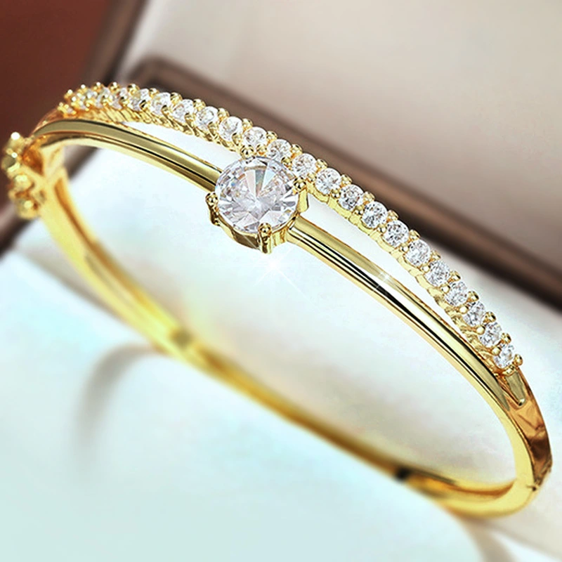 New design bracelet for women, elegant lady, fashionable geometric jewelry, light luxury style, shiny jewelry