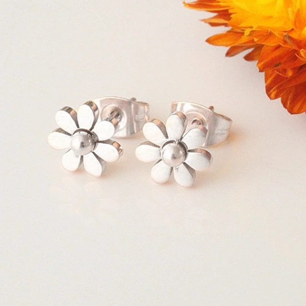  New small flower earrings for women, simple and versatile sunflower earrings, niche mini flower earrings wholesale