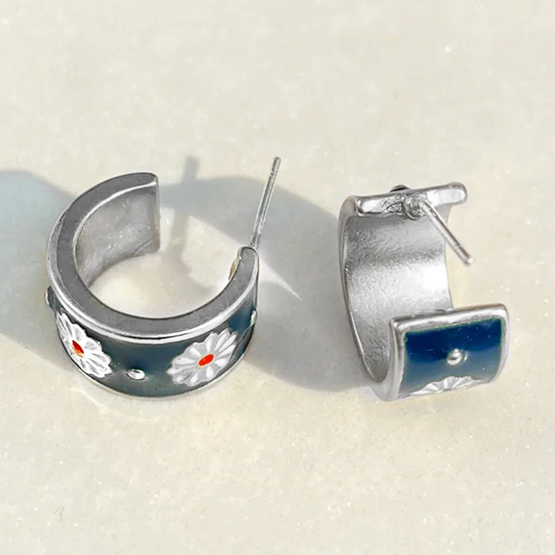 Xiaohongshu's hot-selling blue daisy earrings, simple C-shaped earrings, European and American celebrity floral earrings