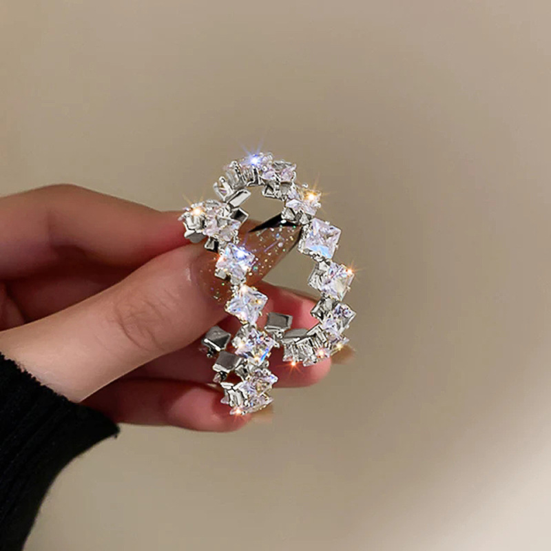  European and American simple diamond-shaped earrings, high-end and luxurious earrings, Korean Dongdaemun earrings for women