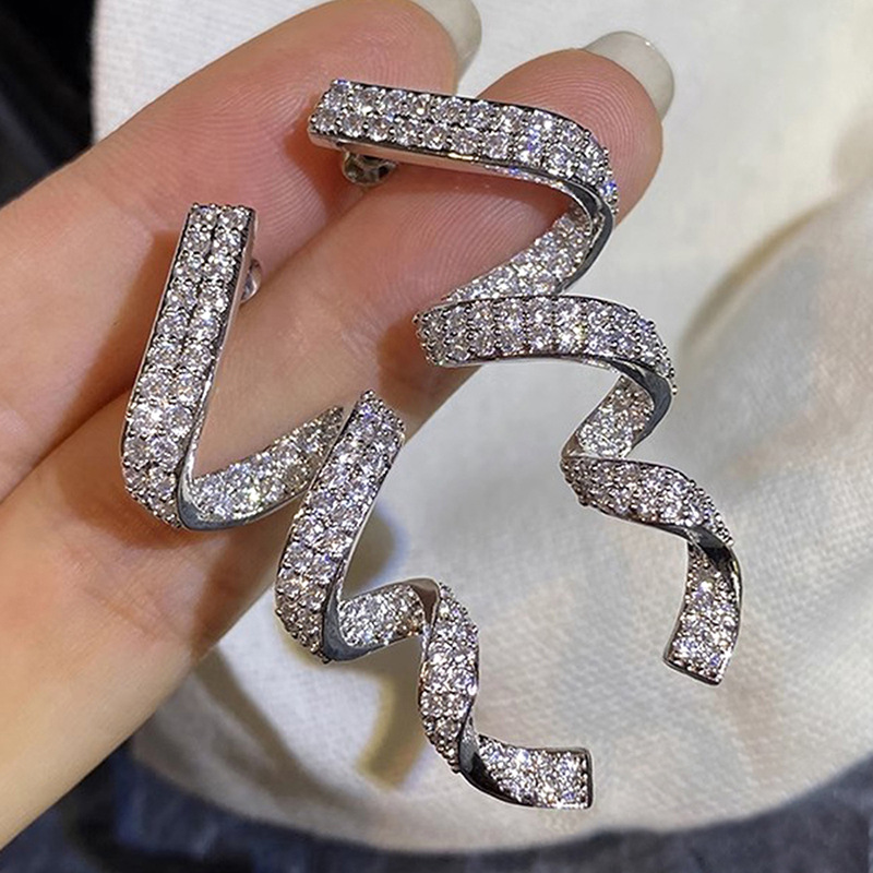  European and American cross-line ribbon design earrings for women, fashionable banquet, shining matching earrings, super popular earrings