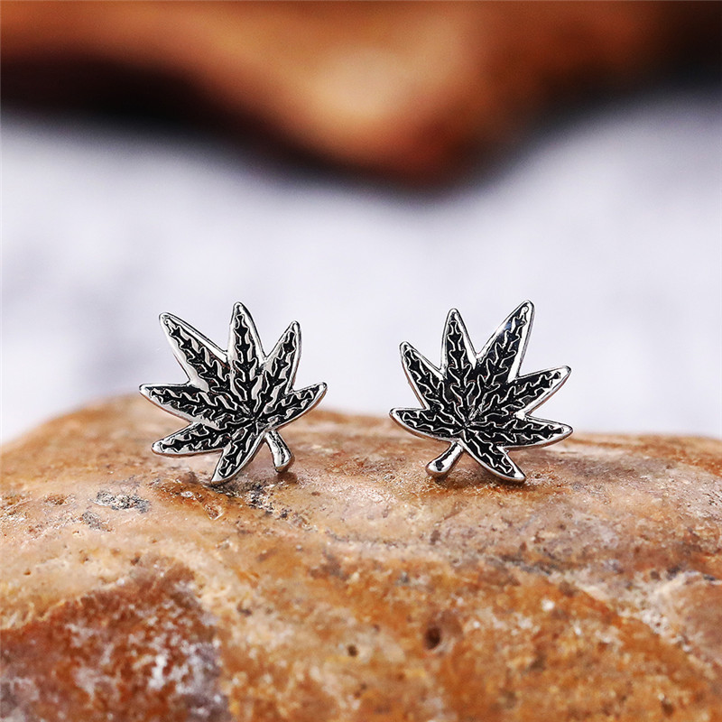 Hot selling vintage blackened maple leaf earrings, niche design earring accessories