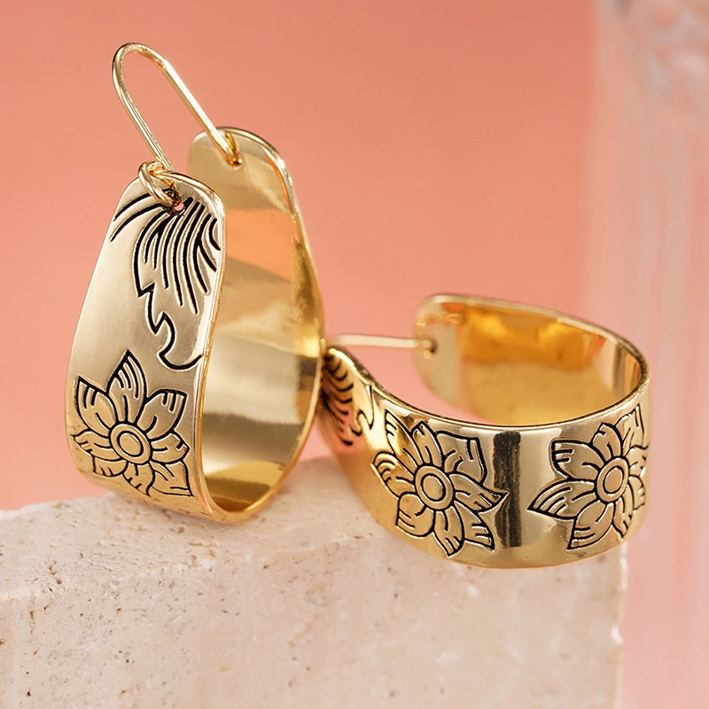 Metal texture carved earrings for women, new Chinese style exquisite jewelry, retro and fashionable floral accessories
