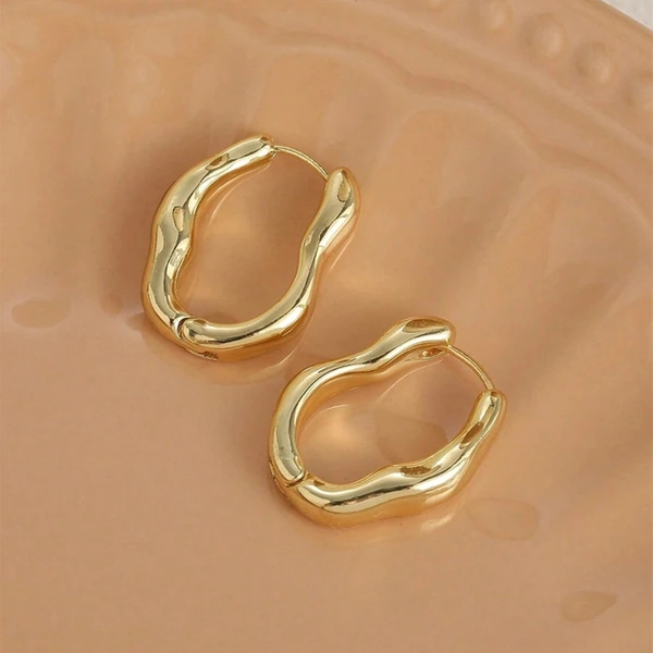 French style temperament earrings with irregular design are popular and niche.