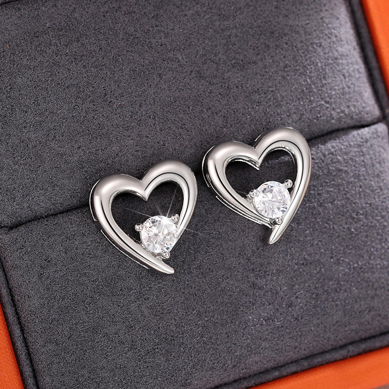  European and American style hollow heart earrings for women, simple and high-end new style earrings, small and elegant, versatile earrings