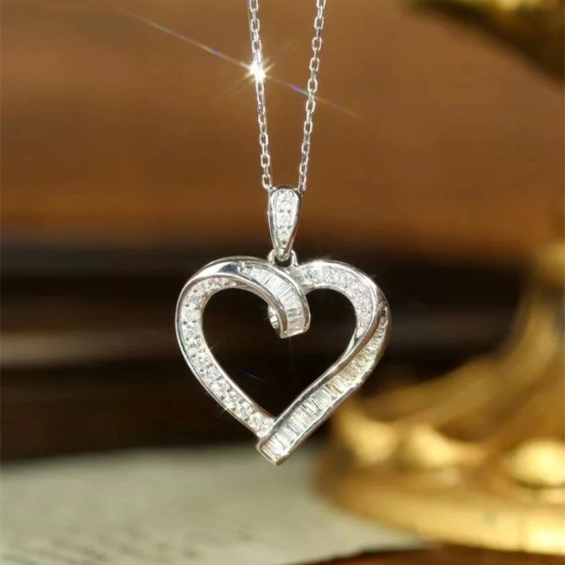  European and American heart-shaped pendant love simple hollow necklace fashionable versatile necklace