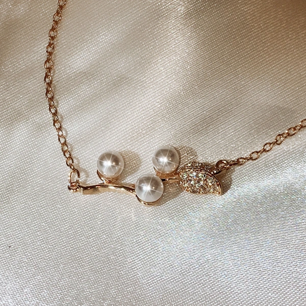 Trendy Japanese and Korean style necklace, creative rose imitation pearl necklace for women, exquisite zircon clavicle chain