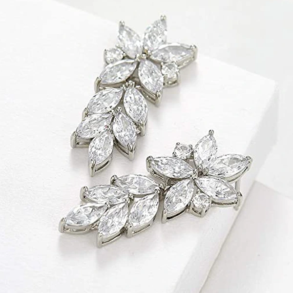 Fashionable temperament Internet celebrity long tassel second marriage cold style geometric leaf earrings inlaid with diamonds European and American earrings