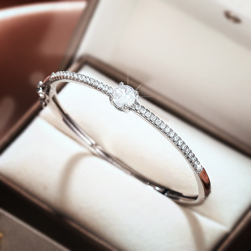 European and Korean hot-selling wholesale bracelets for women, fashionable and simple, elegant bracelets, light luxury style, daily accessories