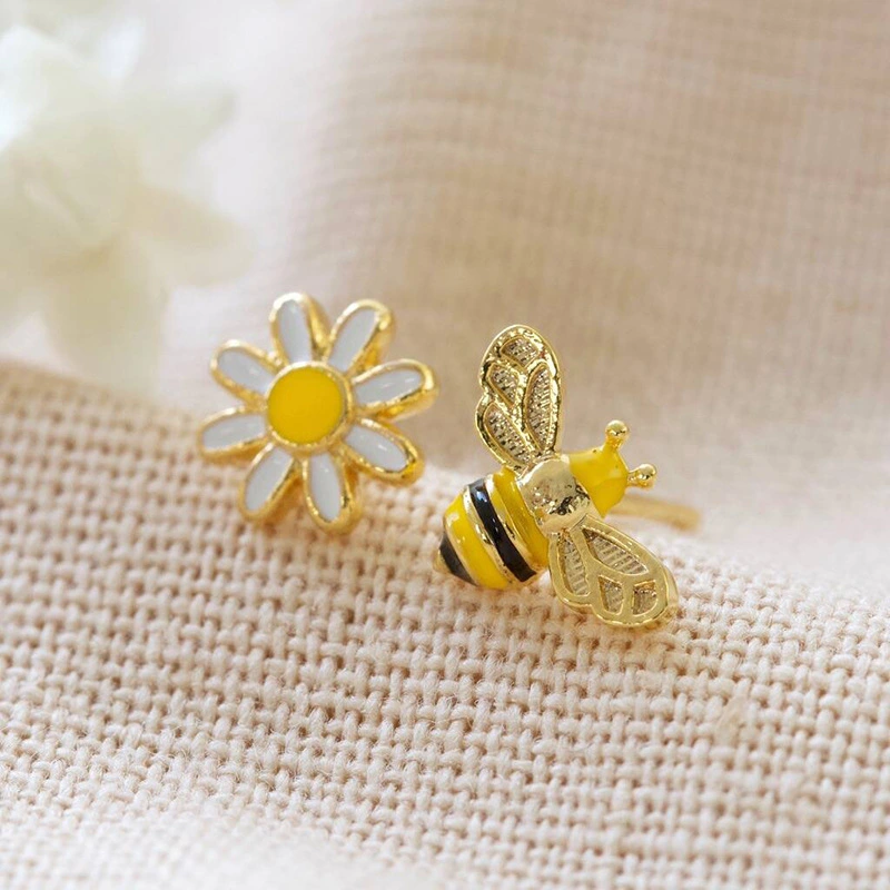 Small daisy earrings new asymmetrical small bee earrings for women high-end temperament simple small fresh earrings