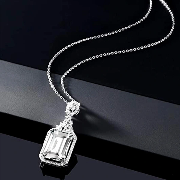 Light luxury temperament geometric design necklace 2023 new sugar cube pendant angel French sweater chain