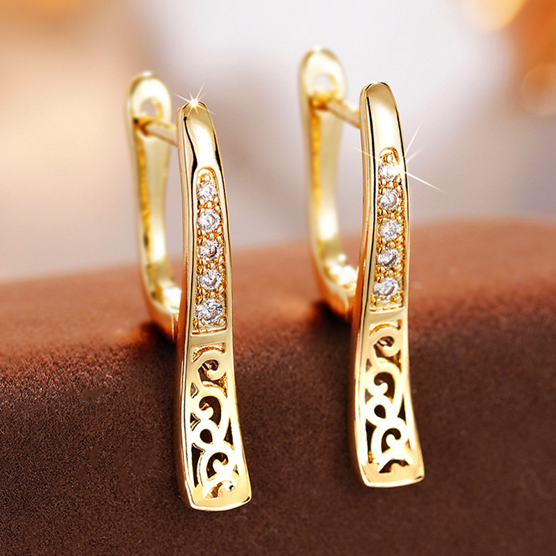Manufacturers wholesale hot-selling earrings for women, design sense hollow exquisite jewelry diamond-studded French elegant style earrings