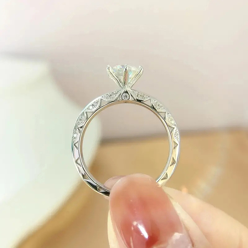   New six-claw inlaid zircon ring engagement wedding jewelry matching fashion classic elegant style