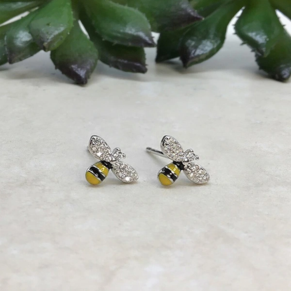 Exquisite mini cute earrings Korean pastoral bee earrings small fresh summer design earrings