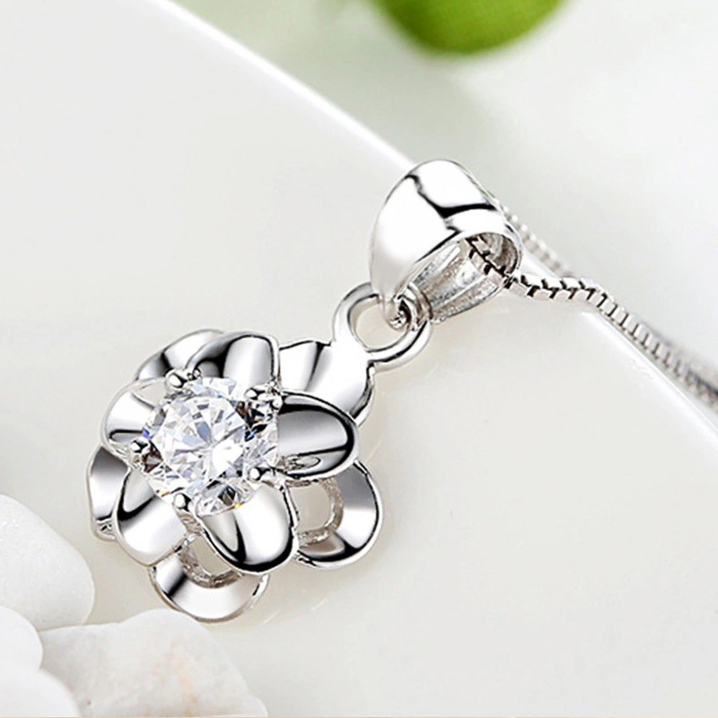 Korean flower-shaped pendant for women, Japanese and Korean simple student forest flower clavicle necklace