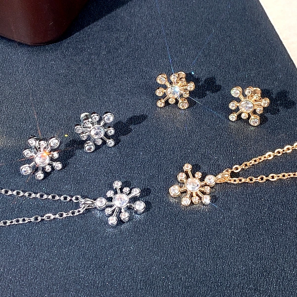 Best-selling jewelry set with simple design, geometric hoop earrings, and a cool, trendy necklace featuring a trendy internet celebrity look.