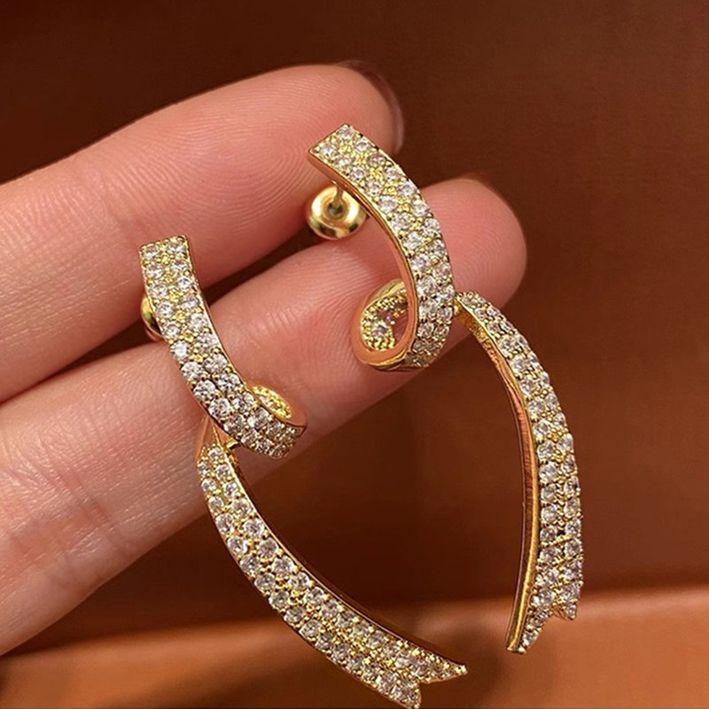  European and American gold-plated personalized earrings for women, geometric lines, ribbon accessories, fashionable and light luxury popular jewelry