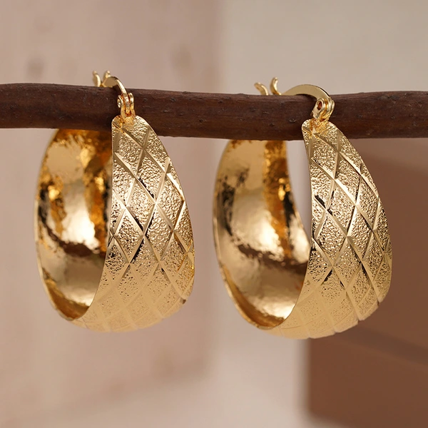 Curved widened U-shaped earrings for women, fashionable texture design, Middle Eastern light luxury style, floral niche, super hot style