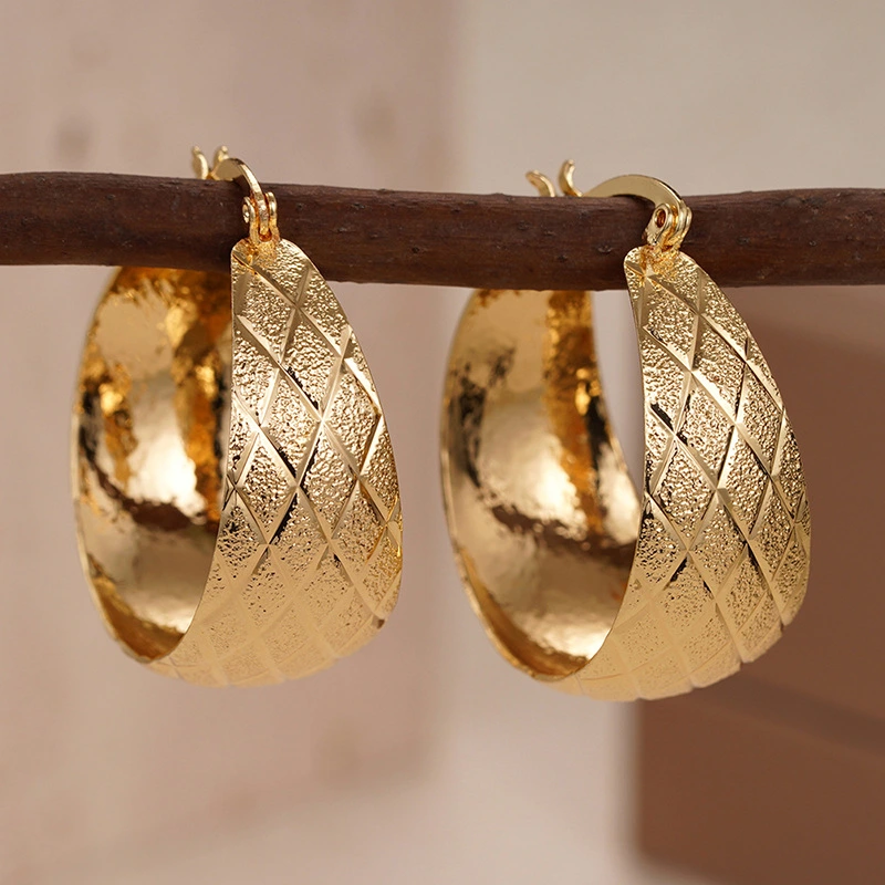 Curved widened U-shaped earrings for women, fashionable texture design, Middle Eastern light luxury style, floral niche, super hot style