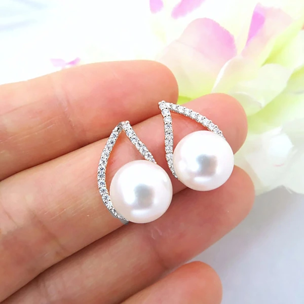  High-end V-shaped earrings with imitation pearl design, exquisite earrings, high-end and elegant popular simple earrings