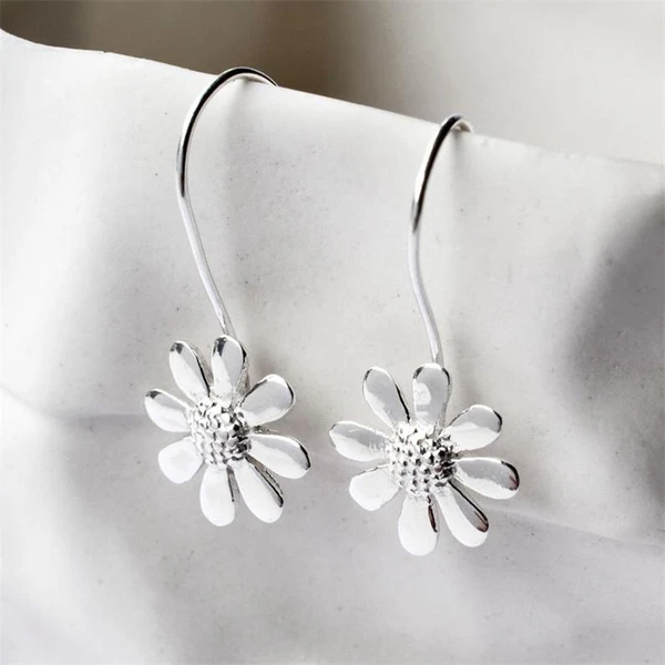   Hot-selling floral earrings, European and American fashion, women's small daisy ear hooks, factory direct sales, hot-selling earrings