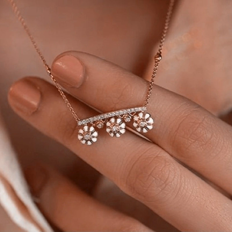 Xiaohongshu recommends a fairy-style fresh flower pendant with an oil-drop flower-shaped necklace and sweater chain.