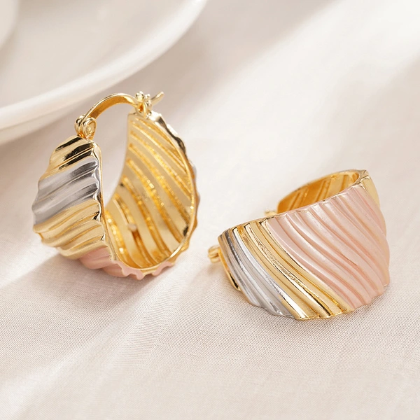 Hot selling fashionable multi-color earrings, factory direct sales, fresh flower jewelry, fashionable and elegant U-shaped style