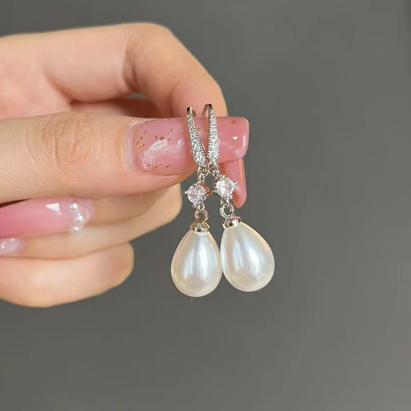 Baroque teardrop-shaped imitation pearl earrings for women, versatile and elegant, diamond-studded, festive wedding bridal earrings