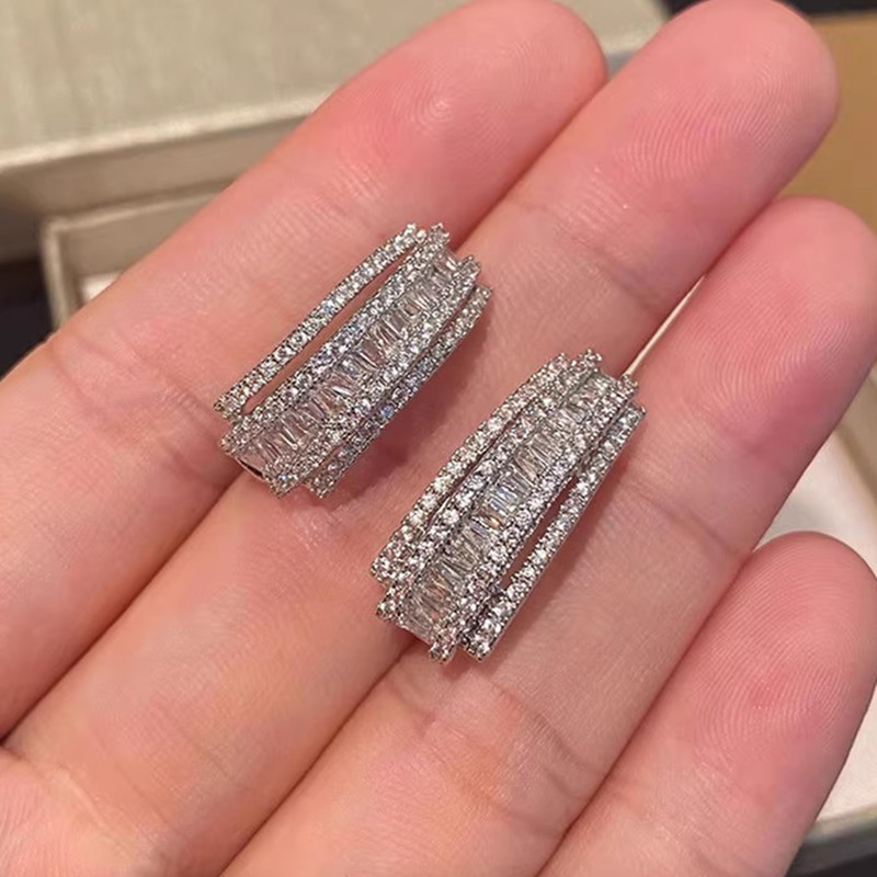 Live hot selling light luxury style earrings for women, fashionable and high-end sparkling accessories, evening dress matching style