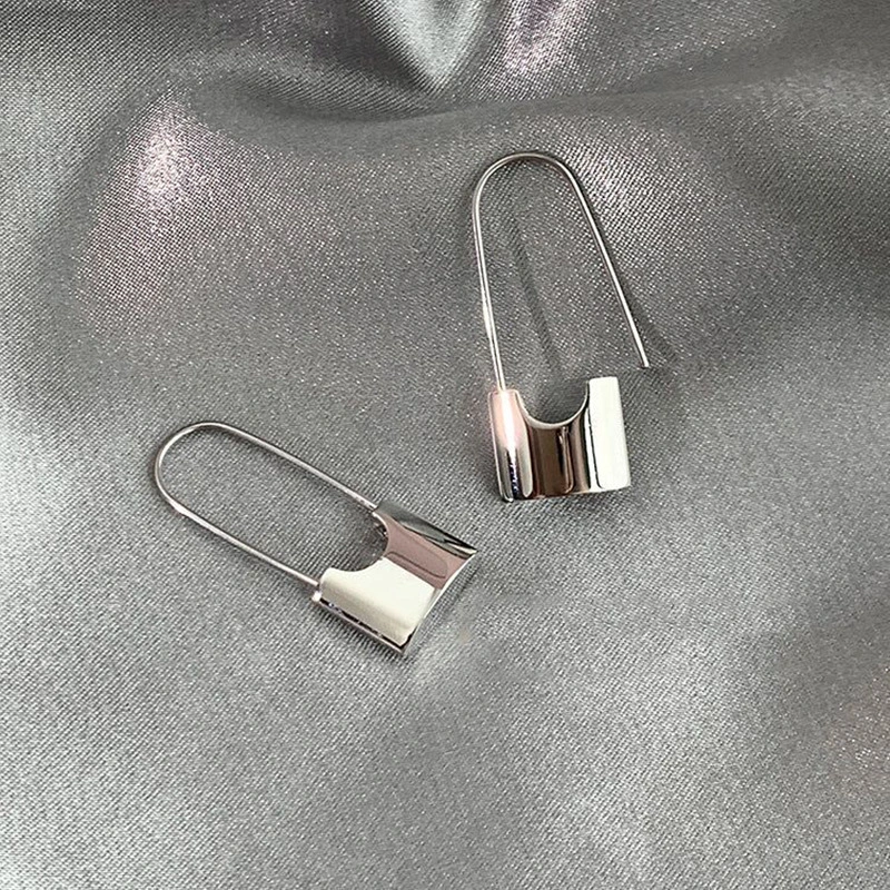 Minimalist metallic cool style earrings, fashionable designer style, lock-shaped earrings, factory direct sales