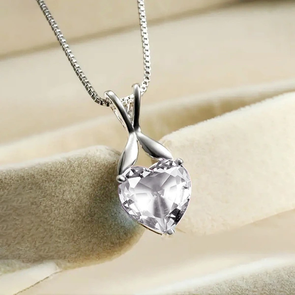   Hot selling new style heart-shaped pendant European and American versatile necklace simple floral box chain necklace