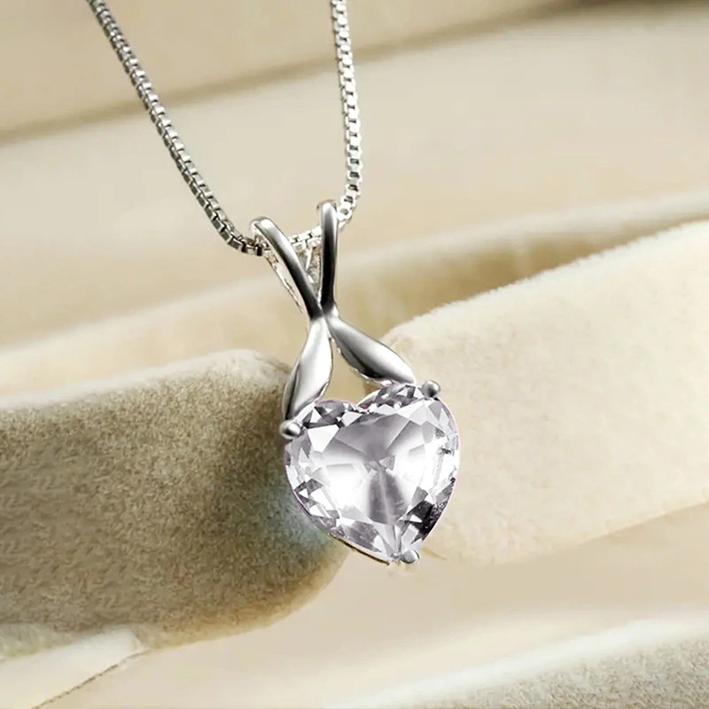   Hot selling new style heart-shaped pendant European and American versatile necklace simple floral box chain necklace