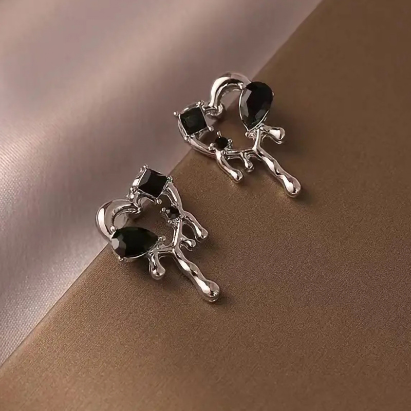  Cold style heart-shaped earrings for women, sweet and cool hot girl design earrings, melting heart-shaped girl earrings