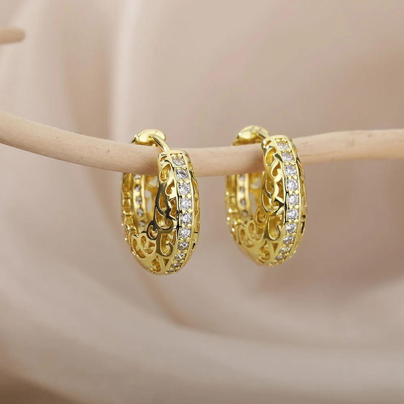 Hot-selling earrings in Europe and America, hollow design, floral micro-inlaid earrings, textured circle geometric earrings
