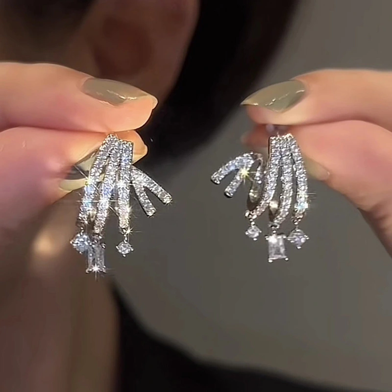 Shiny micro-inlaid line earrings for women, quadrilateral geometric pendant earrings, fashionable and personalized matching earrings