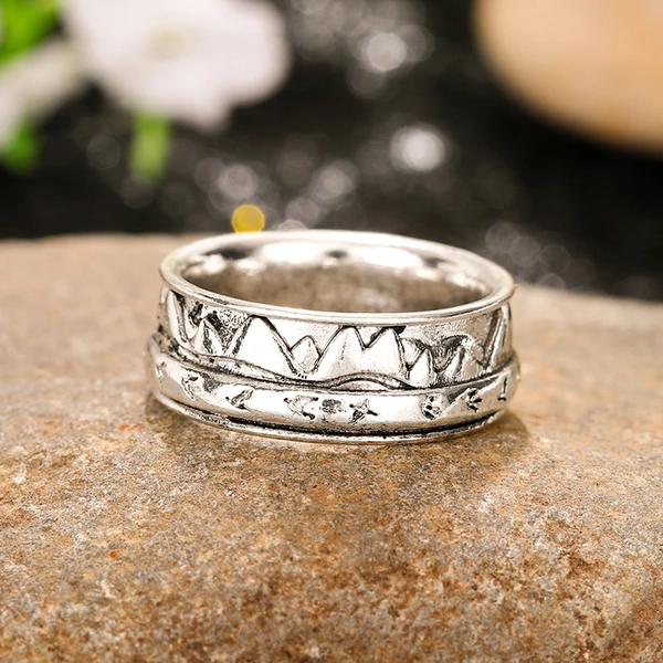  The index finger ring of the mountains is unique and majestic, with a retro mountain ring and the swallows flying south in a continuous action bracelet.